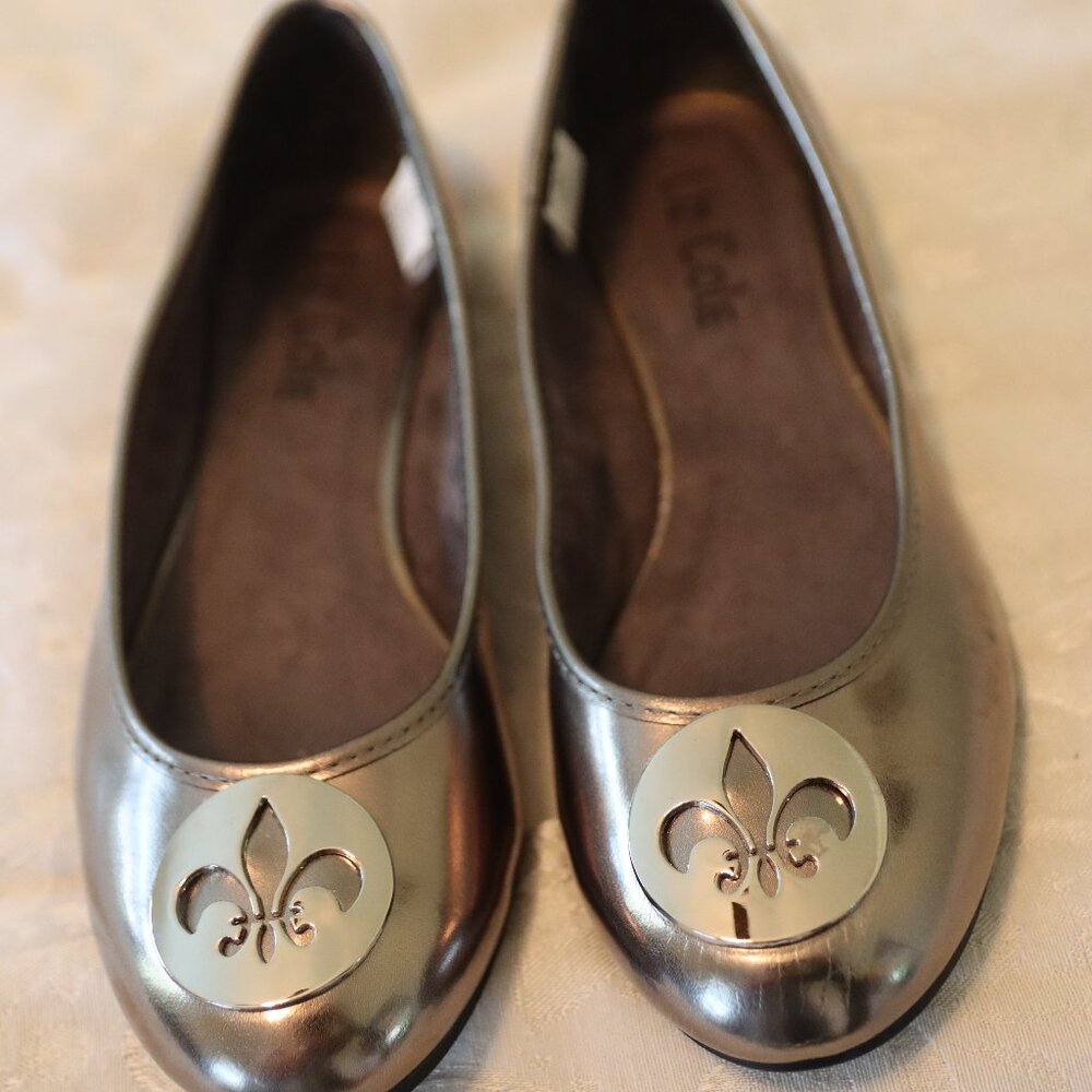 Liz Cole Silver Ansley Flats women's Size 8.5 Silver Fleur De Lis